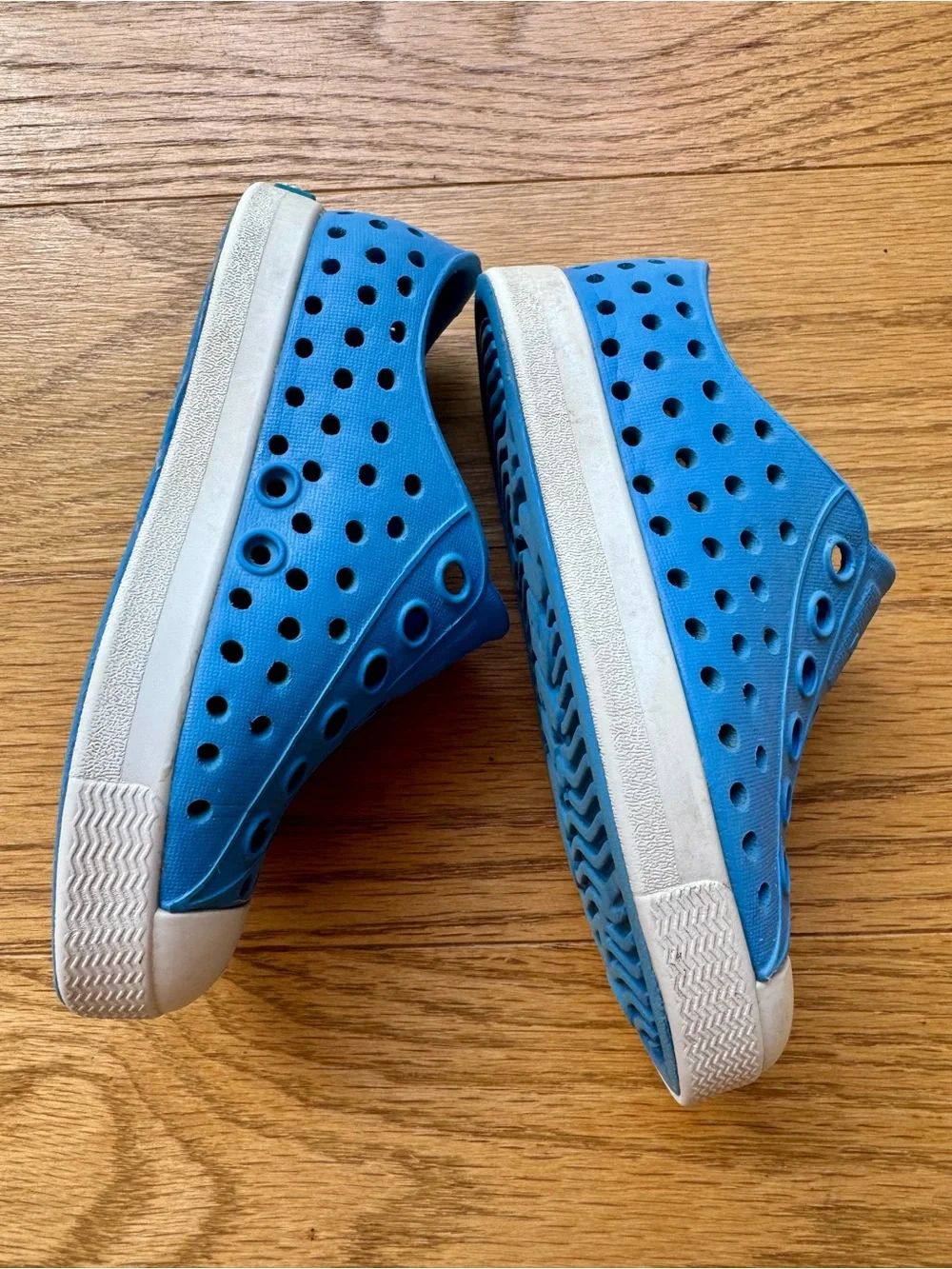 Native Kids Slip-On Water Shoes in Bright Blue with White Toe size 5
